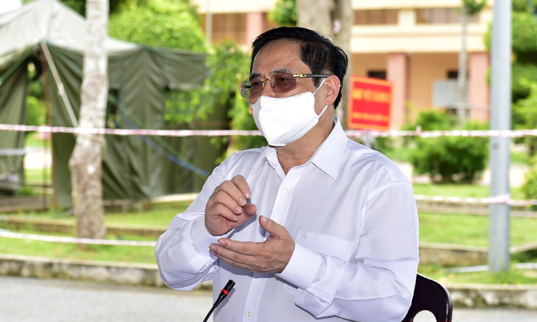Thủ tướng Phạm Minh Chính trong chuyến thăm khu cách ly tập trung phòng chống Covid-19 tại Trung đoàn 926 thuộc Bộ Chỉ huy Quân sự tỉnh Trà Vinh - Ảnh: VGP.