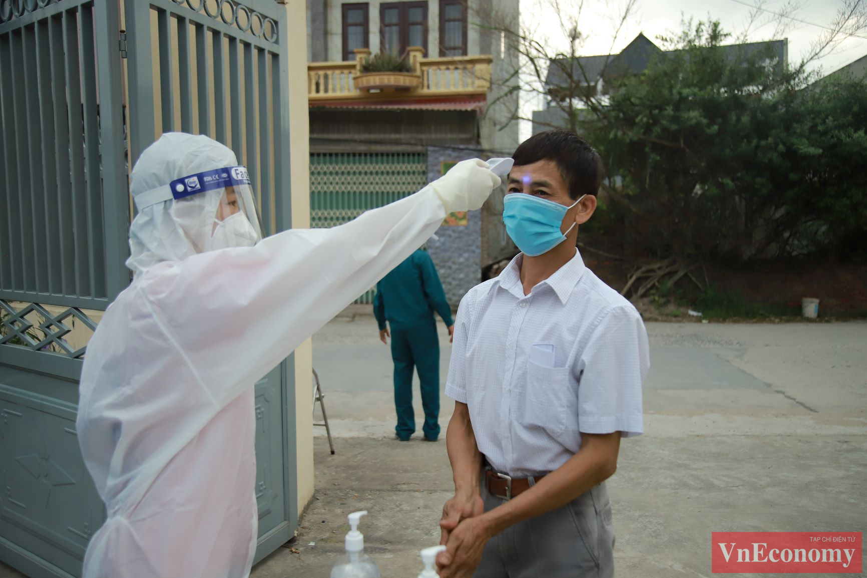 Ngay từ bên ngoài cổng khu vực bầu cử, mỗi cử tri đến đều được rửa tay khử khuẩn, đo thân nhiệt.