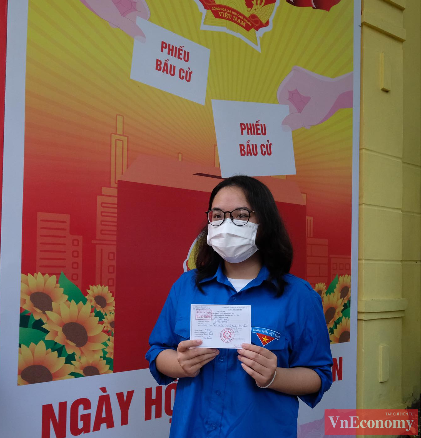 Đo&agrave;n vi&ecirc;n&nbsp;Vũ Linh Nhi, sinh năm 2003, rất h&aacute;o hức với lần đầu ti&ecirc;n được đi bầu cử, n&ecirc;n đ&atilde; tới Khu vực bỏ phiếu số 3 (Phường Tr&uacute;c Bạch, Ba Đ&igrave;nh, H&agrave; Nội) từ rất sớm.