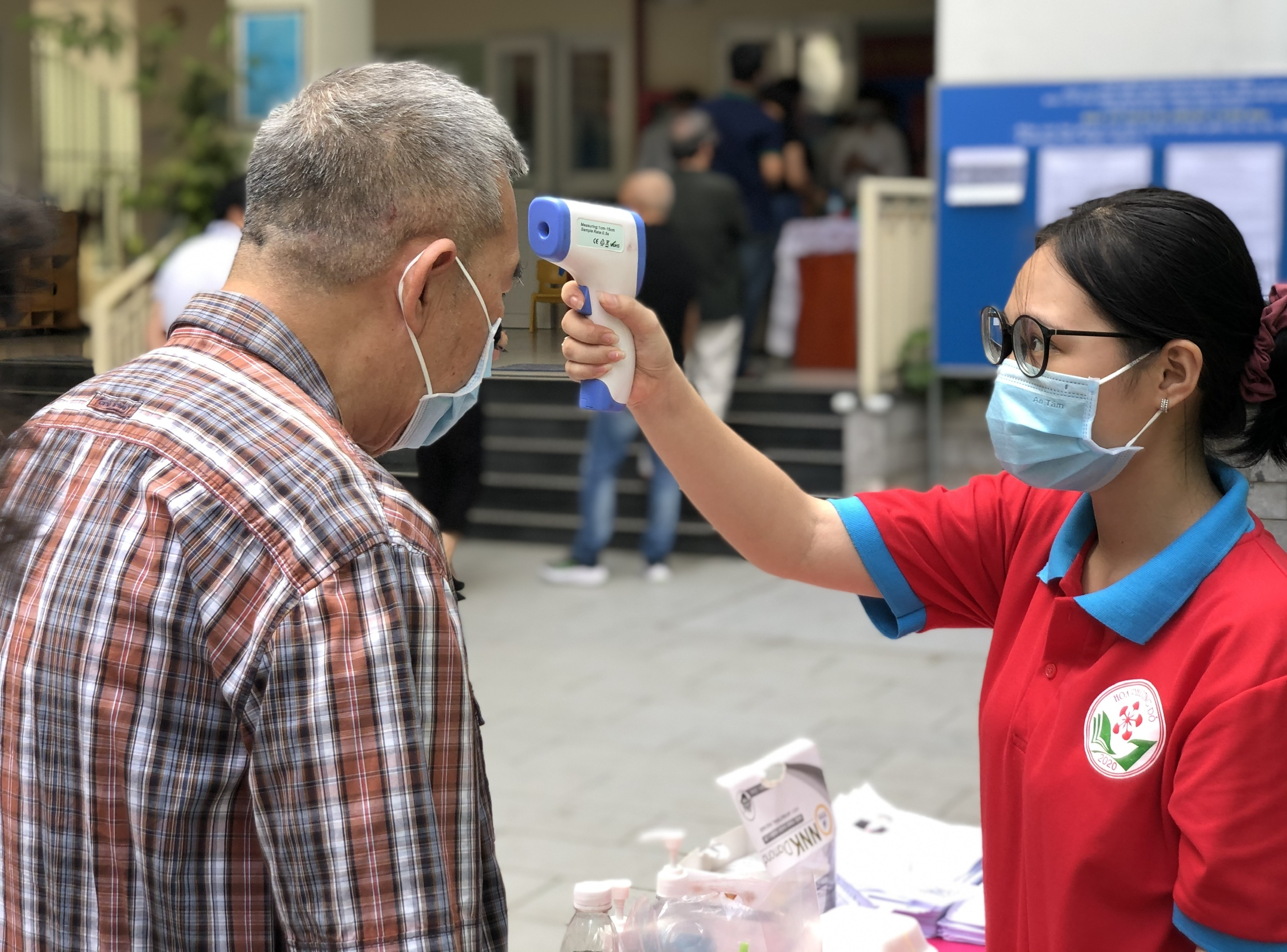 C&aacute;c cử tri tham gia bỏ phiếu sẽ được y&ecirc;u cầu khai b&aacute;o y tế trực tuyến, đo nhiệt độ, rửa tay s&aacute;t khuẩn...