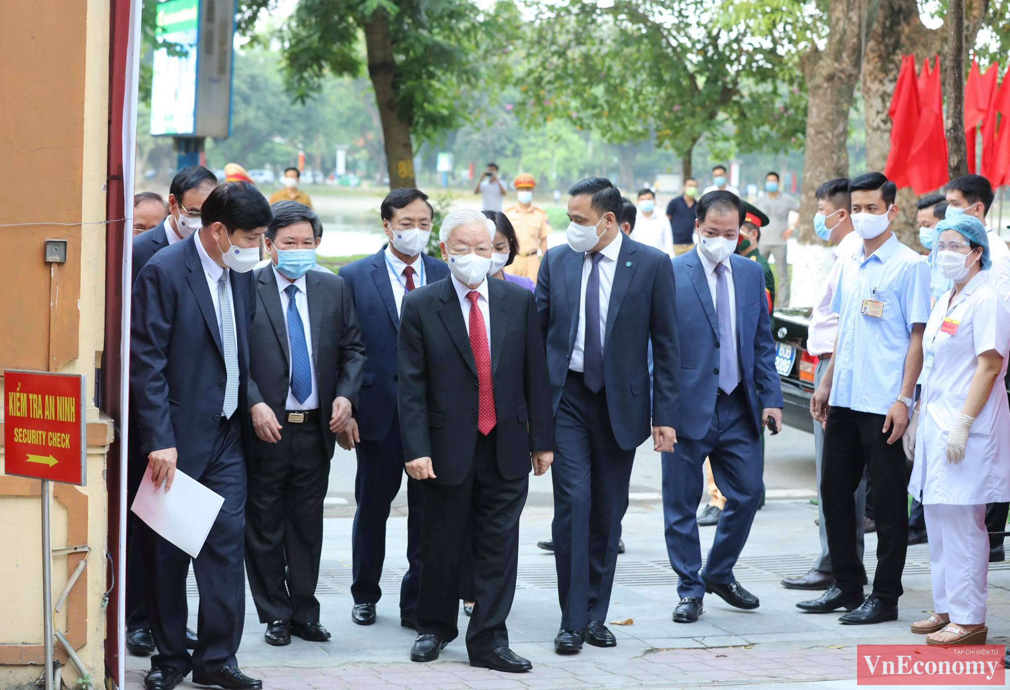 V&agrave;o 6 giờ 30 s&aacute;ng nay, ng&agrave;y 23/5, Tổng B&iacute; thư Nguyễn Ph&uacute; Trọng đ&atilde; c&oacute; mặt tại điểm bỏ phiếu 58 Nguyễn Du, H&agrave; Nội.