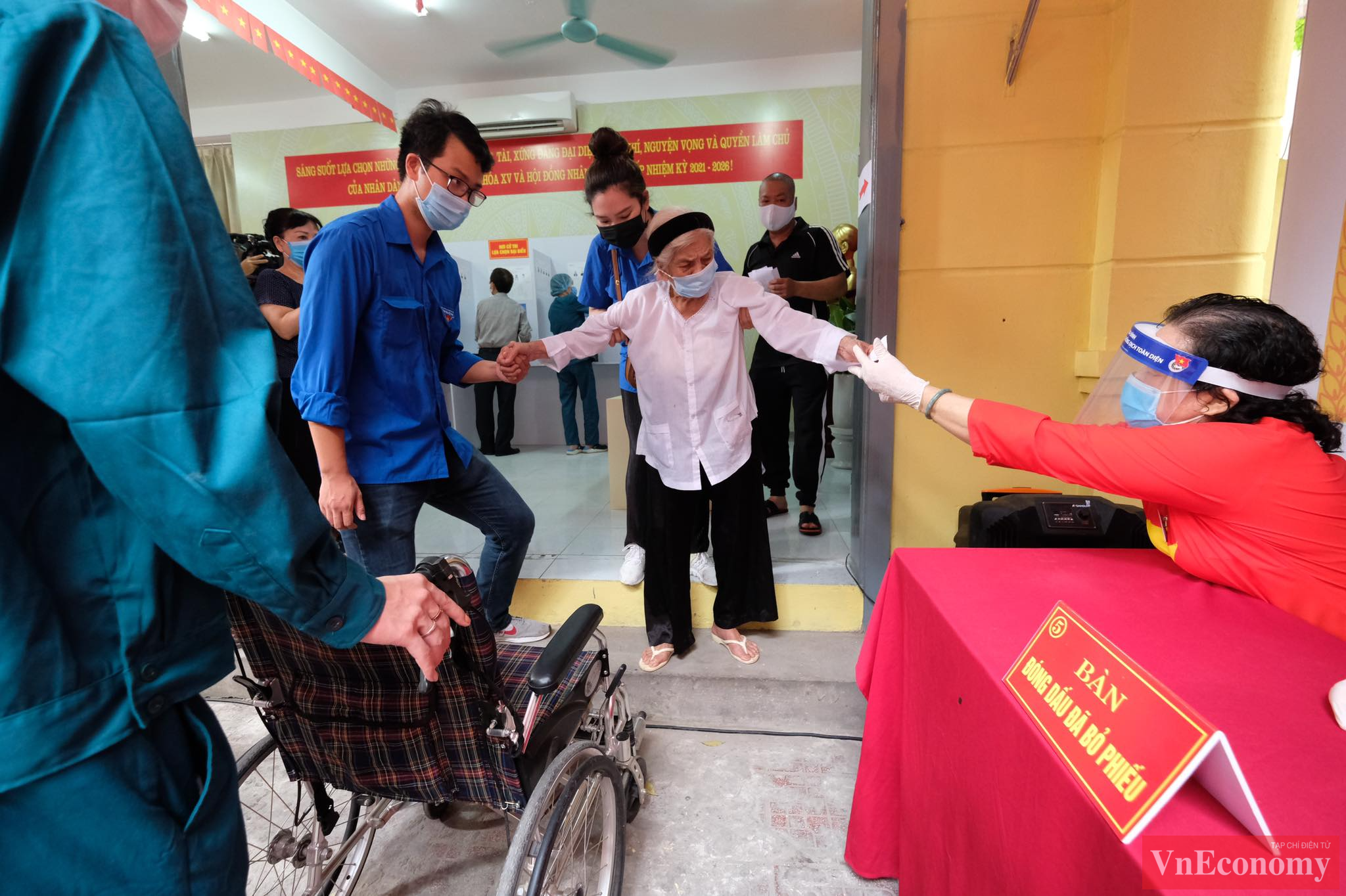 Cũng tại Khu vực bỏ phiếu số 3 Phường Tr&uacute;c Bạch, cụ&nbsp;T&ocirc; Thị M&atilde;o (sinh năm 1926) đ&atilde; nhờ con ch&aacute;u hỗ trợ để đi thực hiện quyền c&ocirc;ng d&acirc;n của m&igrave;nh.