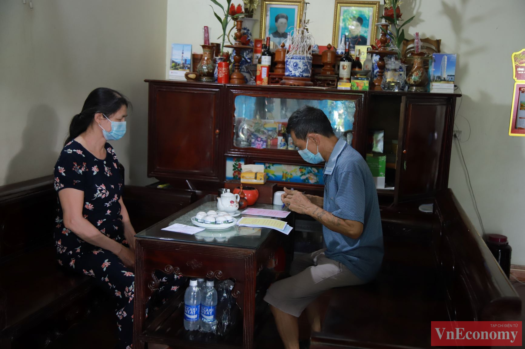 Một số hộ gia đ&igrave;nh trước đ&oacute; c&oacute; người th&acirc;n l&agrave; F1 trong c&aacute;c khu c&aacute;ch ly tập trung, trong đ&ecirc;m qua hoặc s&aacute;ng nay đ&atilde; trở th&agrave;nh F0. Tổ bầu cử đ&atilde; ngay lập tức c&oacute; phương &aacute;n xử l&yacute;, mang h&ograve;m phiếu lưu động đến tận nơi để những cử tri 