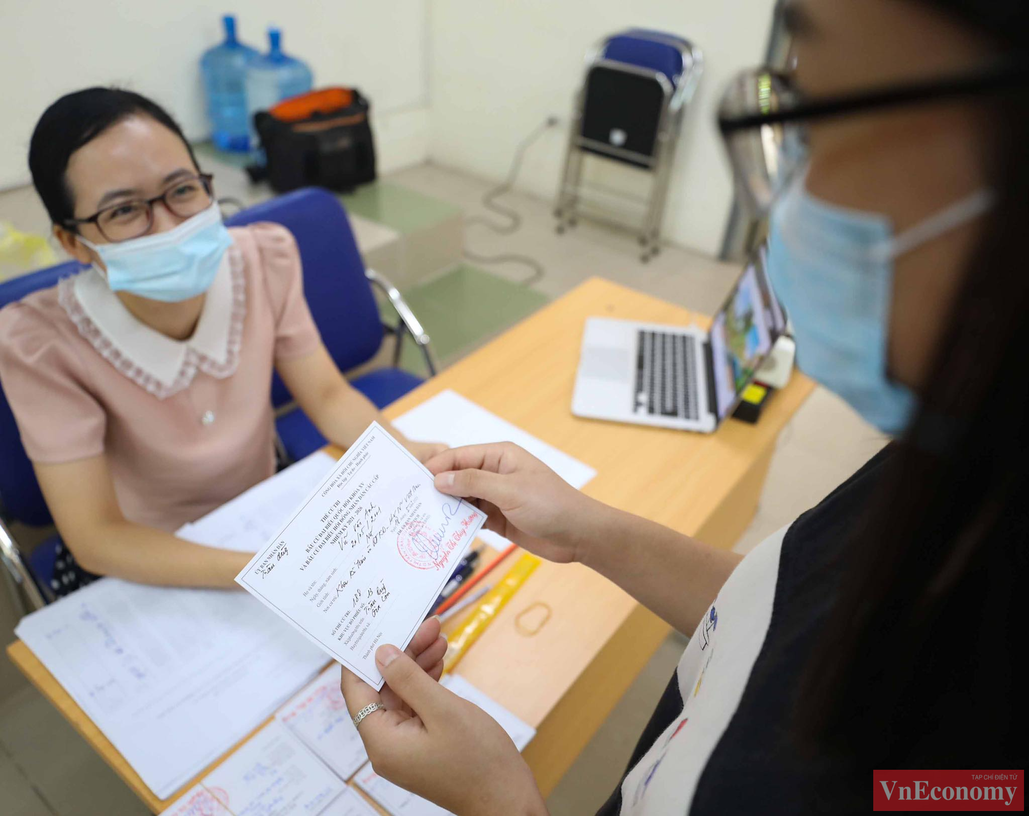 Để đảm bảo phòng chống dịch Covid-19, các điểm bỏ phiếu đều quy định rõ luồng vào và ra sau khi bỏ phiếu, giãn cách giữa các buồng lựa chọn đại biểu, giữ đúng khoảng cách giữa các cử tri... 