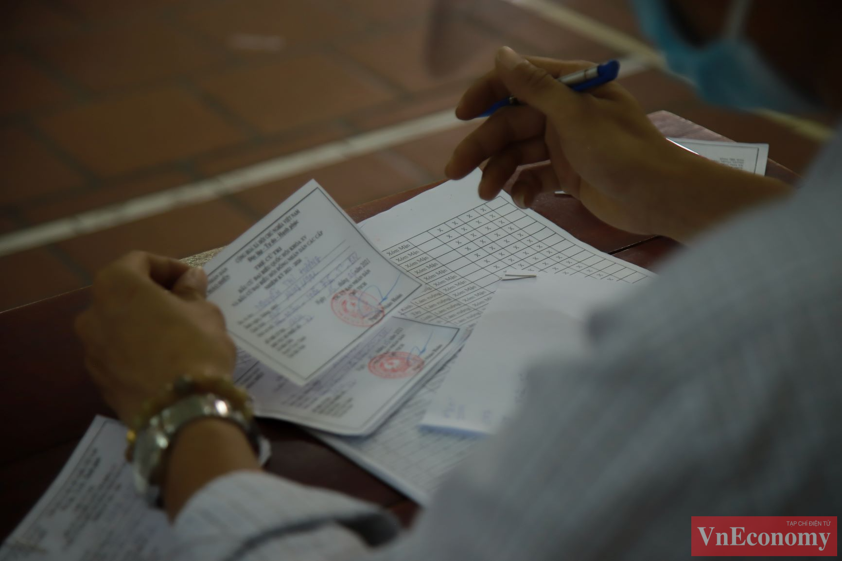 Khu vực ghi phiếu bầu cử được bố tr&iacute; c&aacute;c v&aacute;ch ngăn để ph&ograve;ng ngừa dịch bệnh.