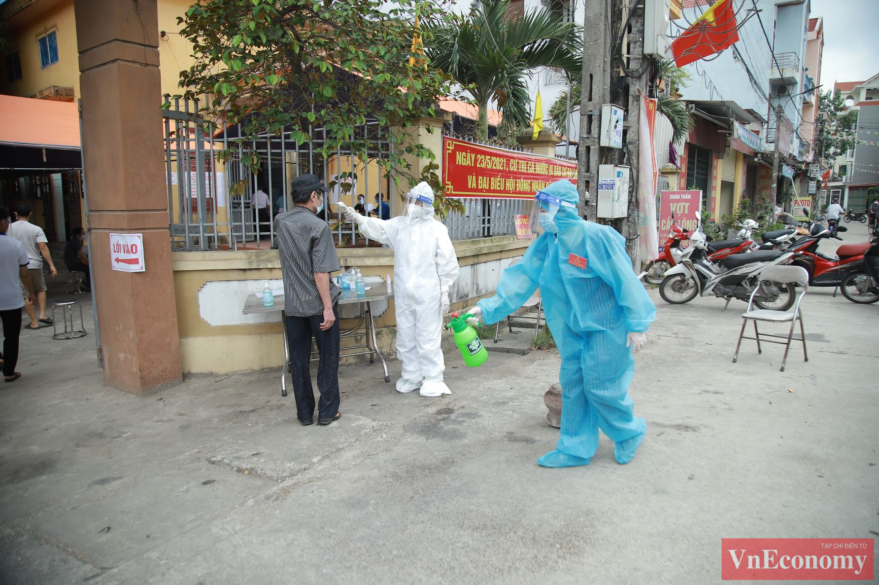 Ngay từ s&aacute;ng sớm, h&agrave;ng trăm cử tri tại x&atilde; M&atilde;o Điền đ&atilde; lần lượt đến c&aacute;c điểm bỏ phiếu để tham gia bầu cử.