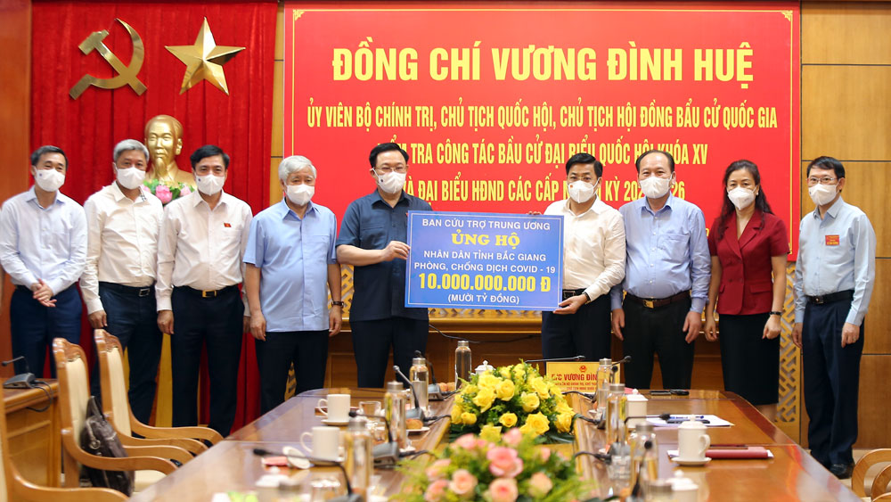 Chủ tịch Quốc hội Vương Đình Huệ và đoàn công tác trao kinh phí hỗ trợ tỉnh Bắc Giang phòng, chống dịch Covid-19 - Ảnh: Báo Bắc Giang