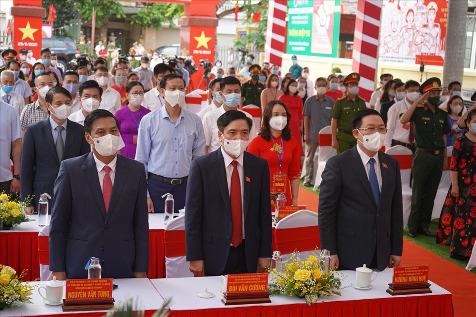 Chủ tịch Quốc hội Vương Đ&igrave;nh Huệ c&ugrave;ng c&aacute;c đại biểu tham gia nghi lễ ch&agrave;o cờ trước khi bầu cử - Ảnh: MD/B&aacute;o Lao động