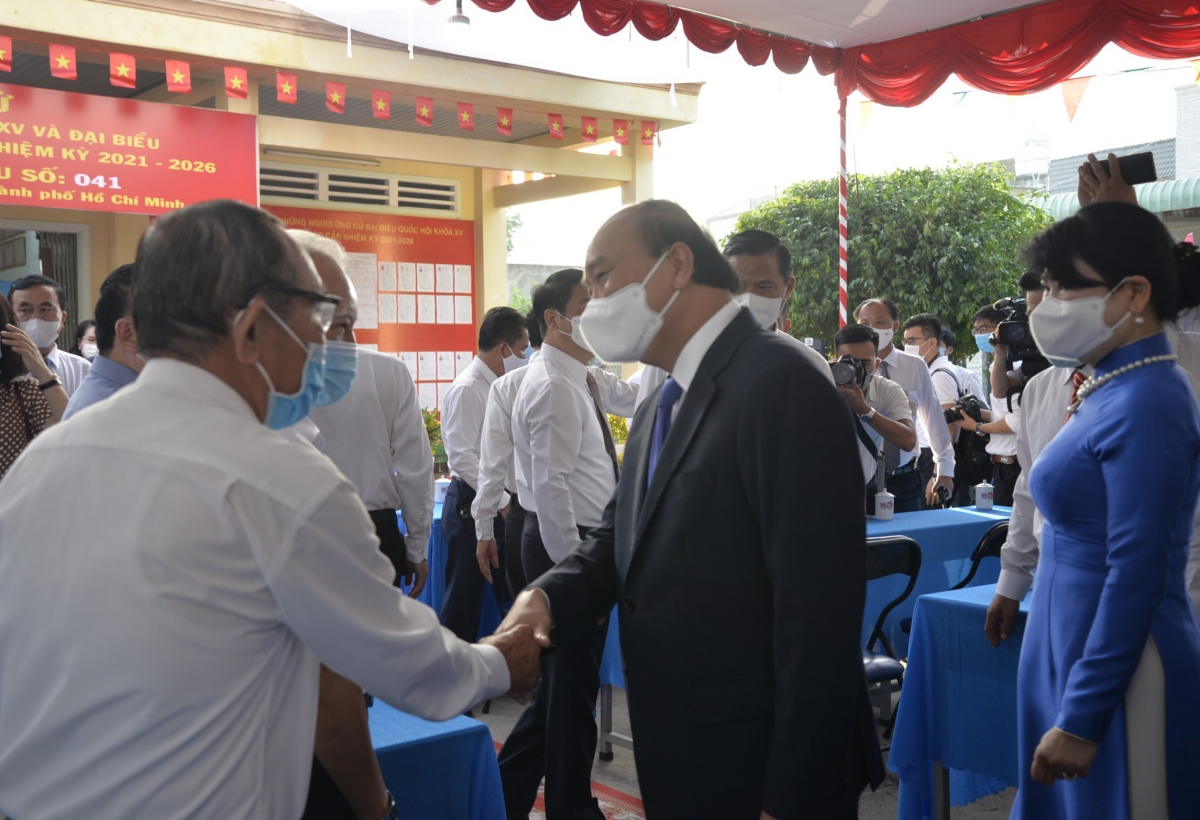 Chủ tịch nước Nguyễn Xu&acirc;n Ph&uacute;c bắt tay, thăm hỏi cử tri tại tổ bầu cử số 10 (khu phố 7, Thị trấn Củ Chi). Ảnh: VOV