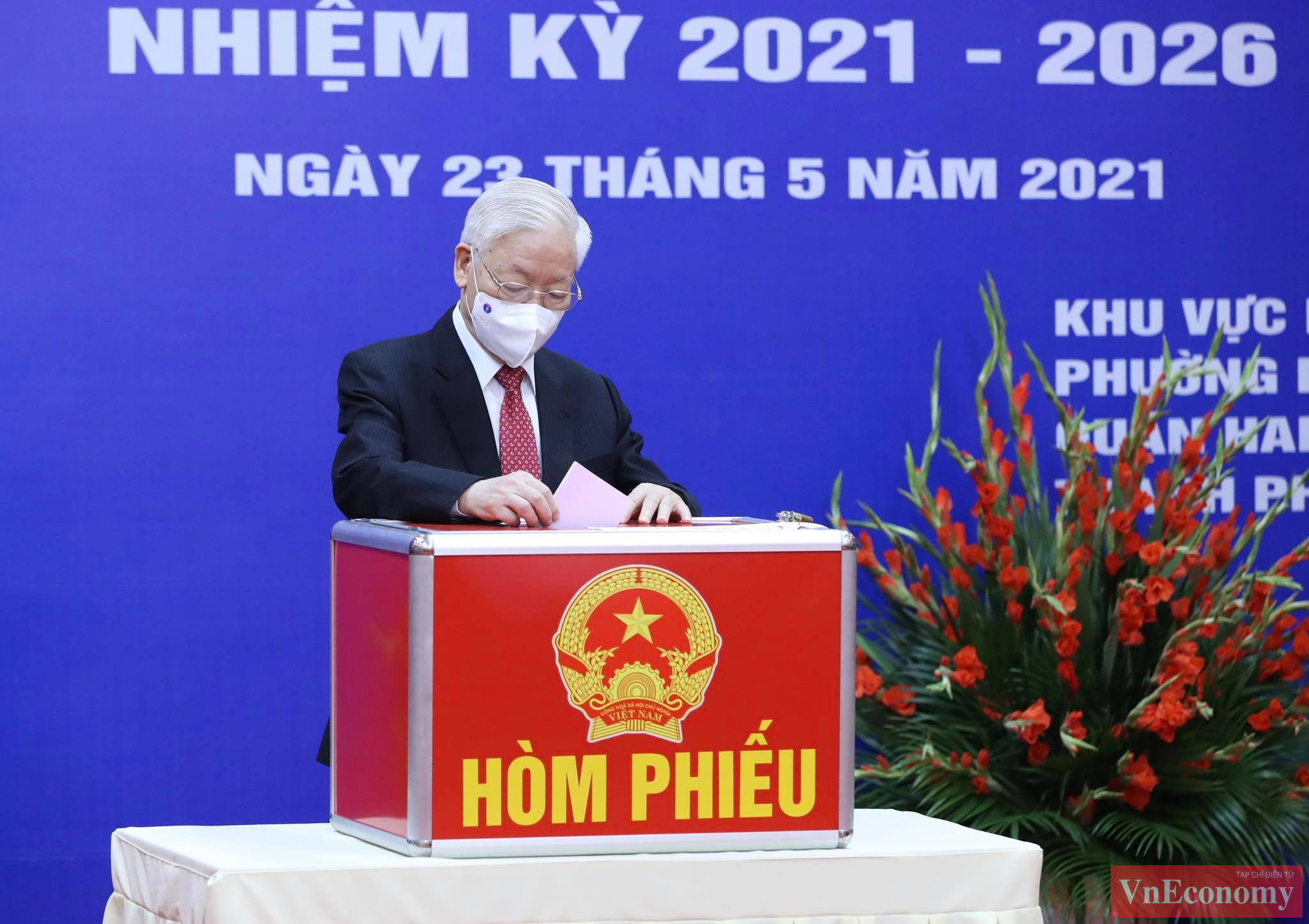 Đúng 7 giờ, ngay sau các nghi lễ trang trọng khai mạc cuộc bầu cử, Tổng Bí thư Nguyễn Phú Trọng đã bỏ lá phiếu đầu tiên.