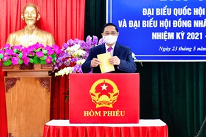 Thủ tướng tiến hành bỏ phiếu - Ảnh: Nhật Bắc/VGP