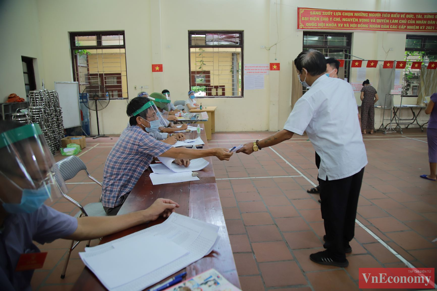 Theo ghi nhận tại điểm bầu cử x&atilde; M&atilde;o Điền, việc bỏ phiếu diễn ra trang nghi&ecirc;m v&agrave; lu&ocirc;n đảm bảo c&ocirc;ng t&aacute;c gi&atilde;n c&aacute;ch, ph&ograve;ng chống dịch bệnh.