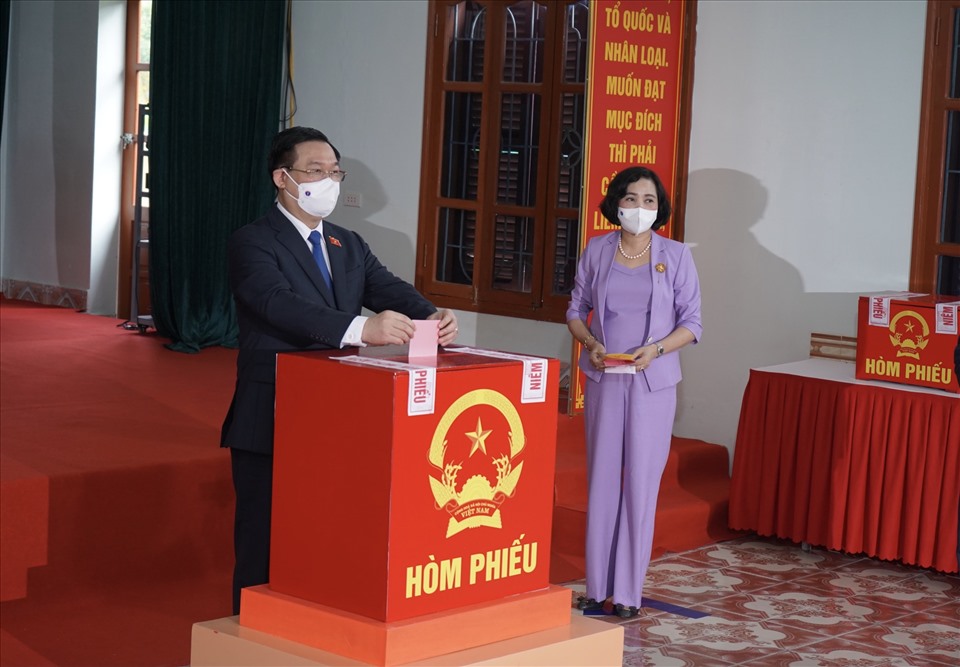 Chủ tịch Quốc hội Vương Đ&igrave;nh Huệ bỏ l&aacute; phiếu bầu cử đầu ti&ecirc;n tại&nbsp;khu vực bỏ phiếu số 1, thị tr&acirc;́n An Lão, huy&ecirc;̣n An Lão, TP. Hải Phòng - Ảnh:&nbsp;Ho&agrave;ng Hoan/B&aacute;o Lao động