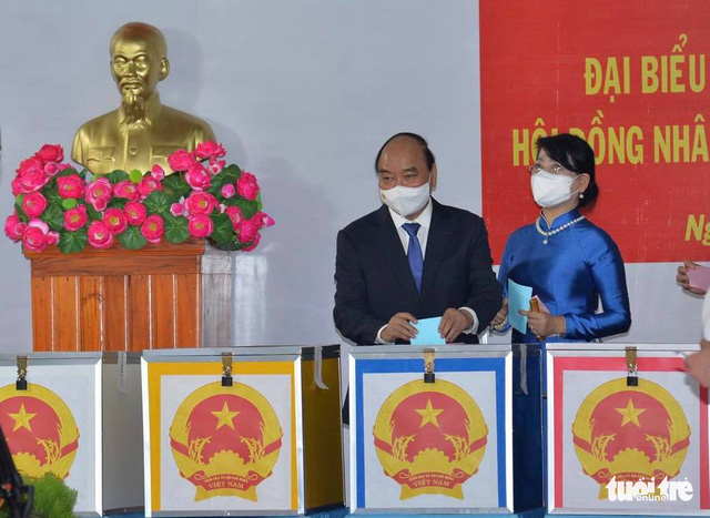 Chủ tịch nước Nguyễn Xu&acirc;n Ph&uacute;c v&agrave; phu nh&acirc;n bỏ phiếu tại tổ bầu cử số 10, khu phố 7, Thị trấn Củ Chi, Tp.HCM - Ảnh: Tự Trung/B&aacute;o Tuổi trẻ