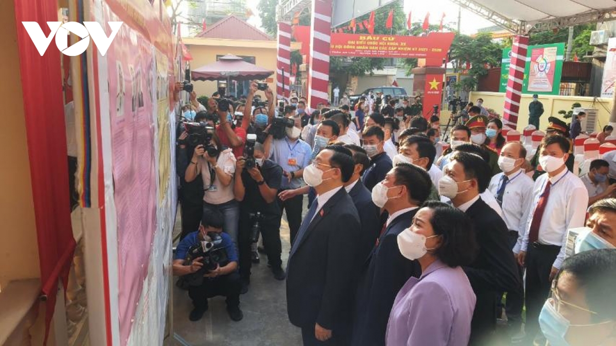 Chủ tịch Quốc hội Vương Đ&igrave;nh Huệ, Chủ tịch Hội đồng bầu cử Quốc gia tham gia bỏ phiếu bầu cử tại&nbsp;khu vực bỏ phiếu số 1, thị tr&acirc;́n An Lão, huy&ecirc;̣n An Lão, TP. Hải Phòng - nơi Chủ tịch Quốc hội ứng cử đại biểu Quốc hội kh&oacute;a 15 - Ảnh:&nbsp;L&ecirc; Tuyết/VOV