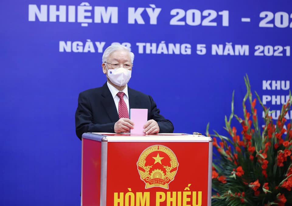 Tổng Bí thư thực hiện bỏ phiếu bầu cử, thực hiện quyền công dân của mình - Ảnh: VGP