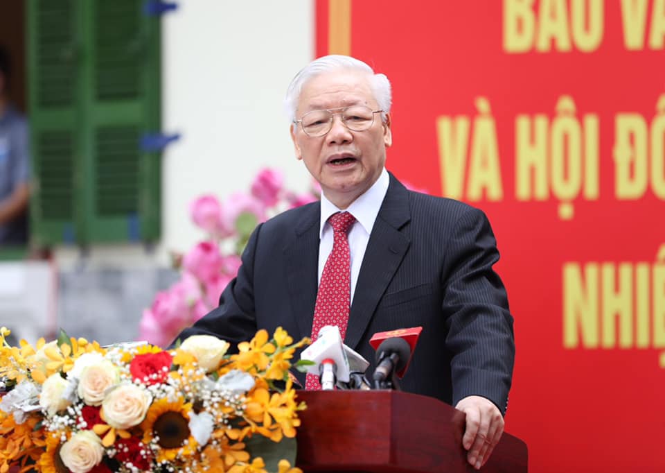Trong bài phát biểu tại điểm bỏ phiếu, Tổng Bí thư bày tỏ tin tưởng rằng, với ý nghĩa quan trọng của kỳ bầu cử lần này, đất nước sẽ bước vào một giai đoạn mới, đáp ứng được kỳ vọng, mong muốn của cử tri cả nước. Tổng Bí thư mong muốn các đại biểu Quốc hội, Hội đồng nhân dân sẽ hết lòng vì nước vì dân, phụng sự đất nước, tuyệt đối trung thành với Tổ quốc, Nhân dân, Hiến pháp - Ảnh: VGP