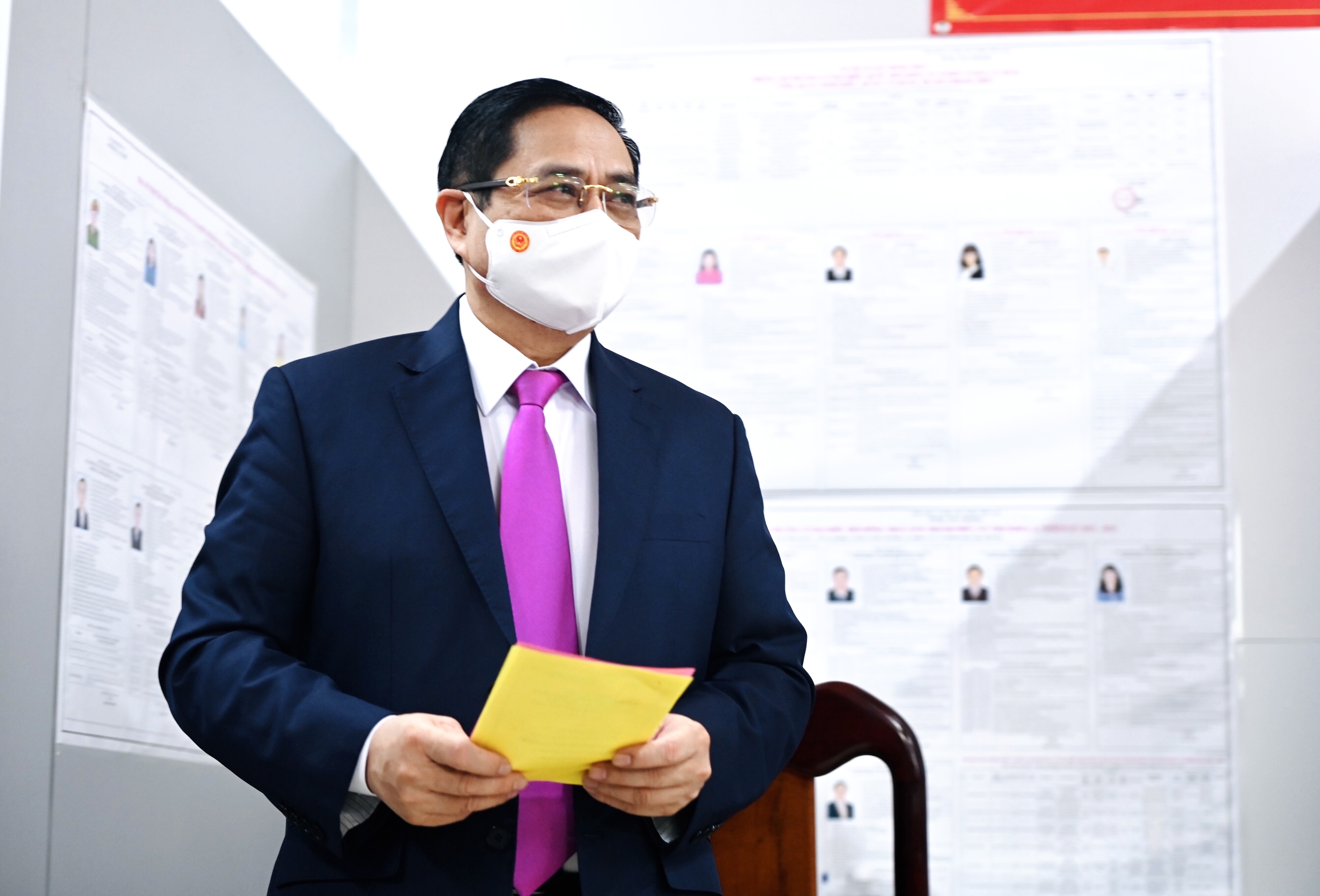 Thủ tướng Phạm Minh Chính nhận phiếu bầu cử.  Ảnh: VGP/Nhật Bắc