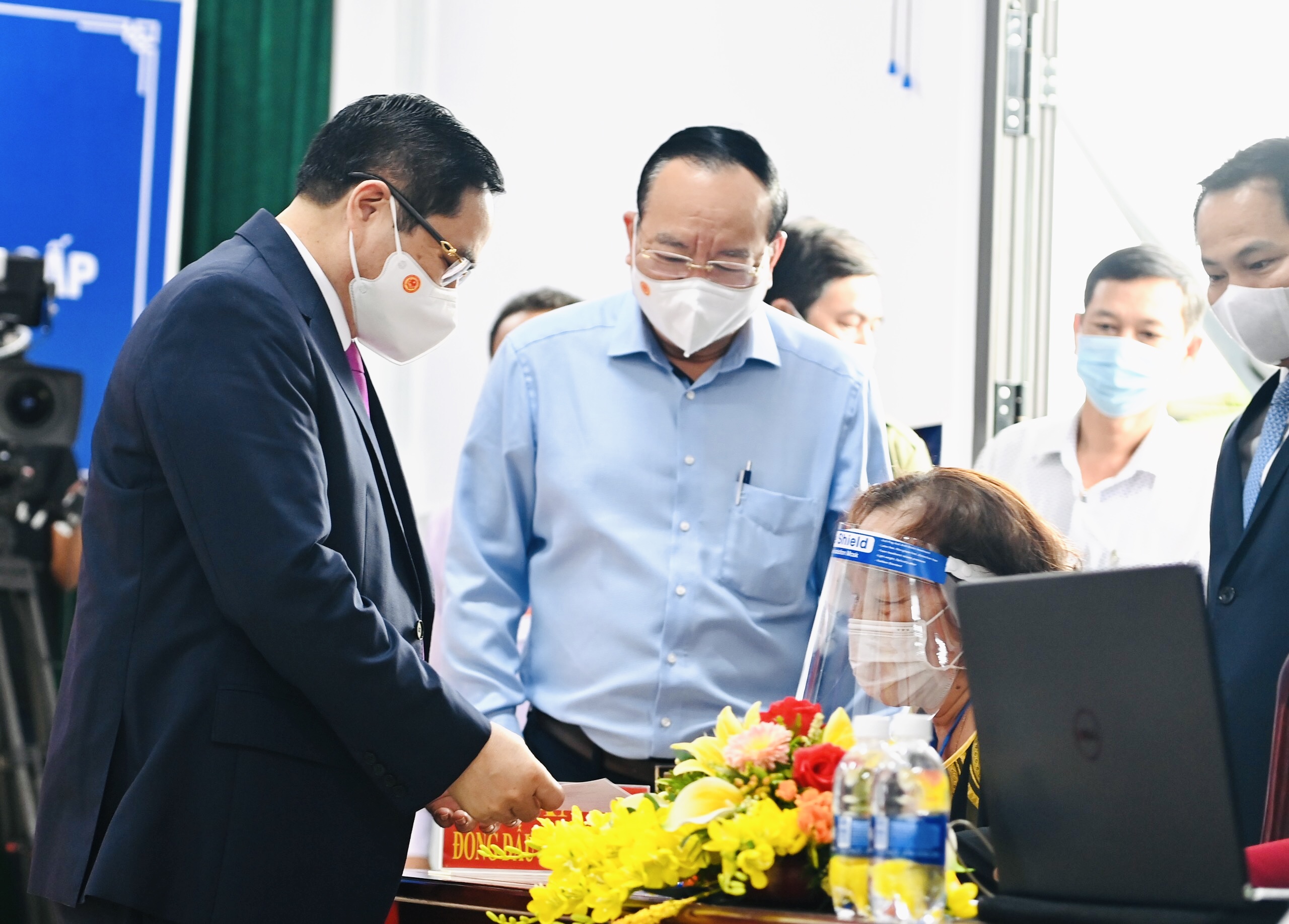 S&aacute;ng sớm 23/5, tại khu vực bỏ phiếu số 18, phường C&aacute;i Khế, quận Ninh Kiều, TP. Cần Thơ, Thủ tướng Phạm Minh Ch&iacute;nh thực hiện quyền c&ocirc;ng d&acirc;n, bỏ phiếu bầu cử ĐBQH kh&oacute;a XV v&agrave; đại biểu HĐND c&aacute;c cấp. Ảnh: VGP/Nhật Bắc