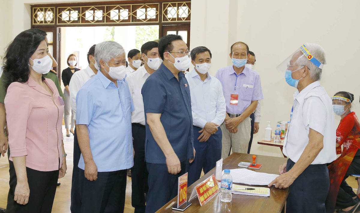 Chủ tịch Quốc hội kiểm tra điểm bỏ phiếu ở tỉnh Bắc Ninh. Ảnh:&nbsp;Ho&agrave;ng Phong