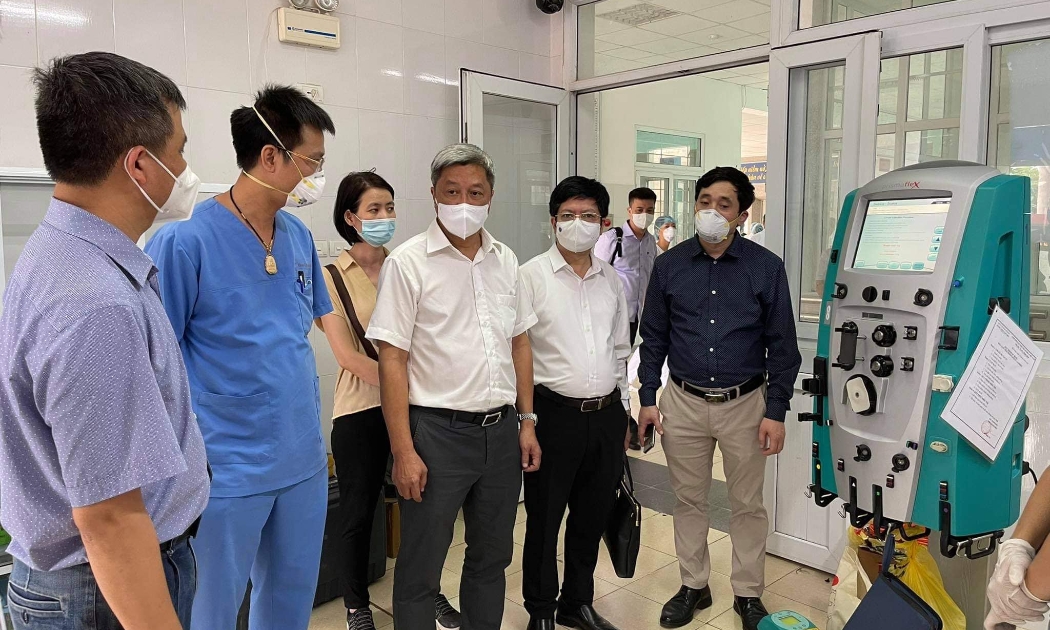 Thứ trưởng Nguyễn Trưởng Sơn kiểm tra đơn vị điều trị tích cực mới được Bệnh viện Bạch Mai hỗ trợ thiết lập tại Bệnh viện Phổi tỉnh Bắc Giang.