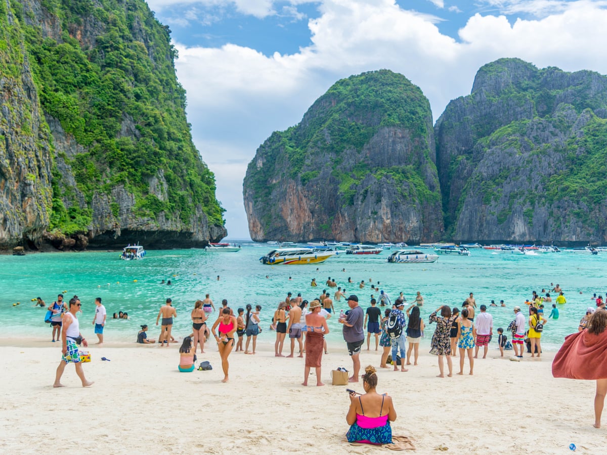 Bãi biển Phuket của Thái Lan thời chưa có Covid - Ảnh: Guardian.