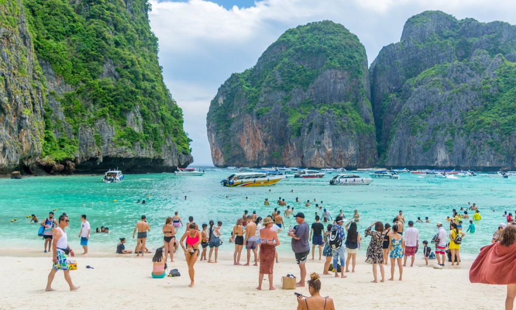 Bãi biển Phuket của Thái Lan thời chưa có Covid - Ảnh: Guardian.