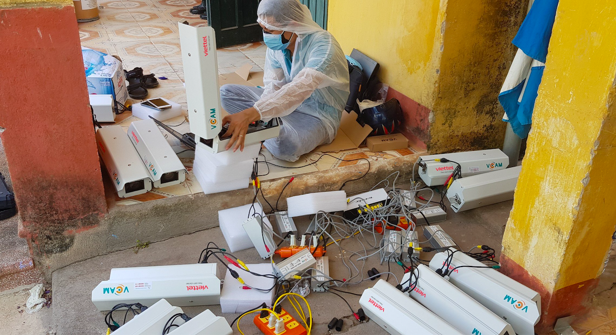 Trong vòng 7 ngày, tập đoàn này đã hoàn thành lắp đặt và kết nối tích hợp 3.000 camera giám sát tại các khu vực cách ly thuộc các tỉnh phía Bắc.