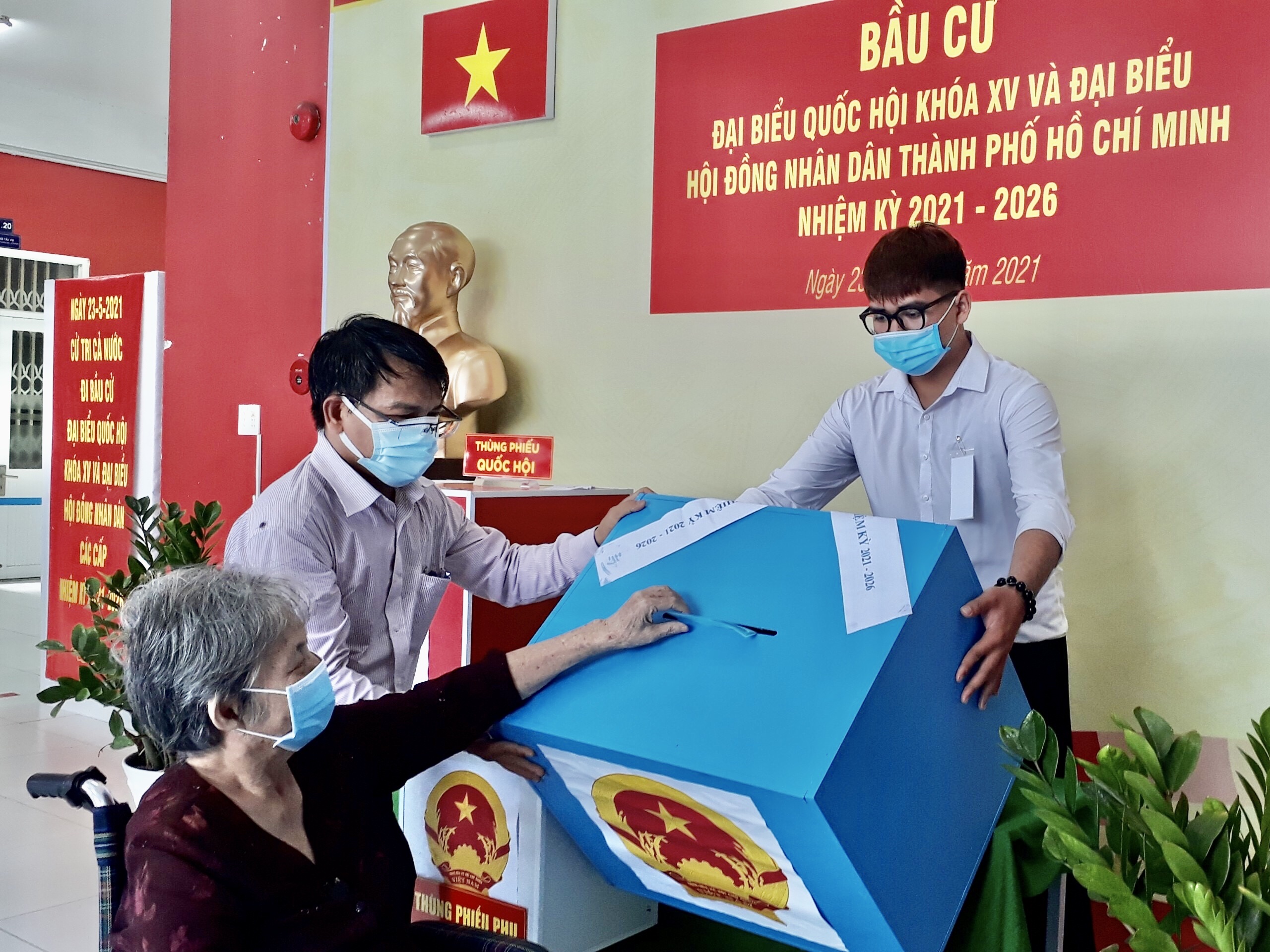 Hỗ trợ người cao tuổi tham gia bỏ phiếu.