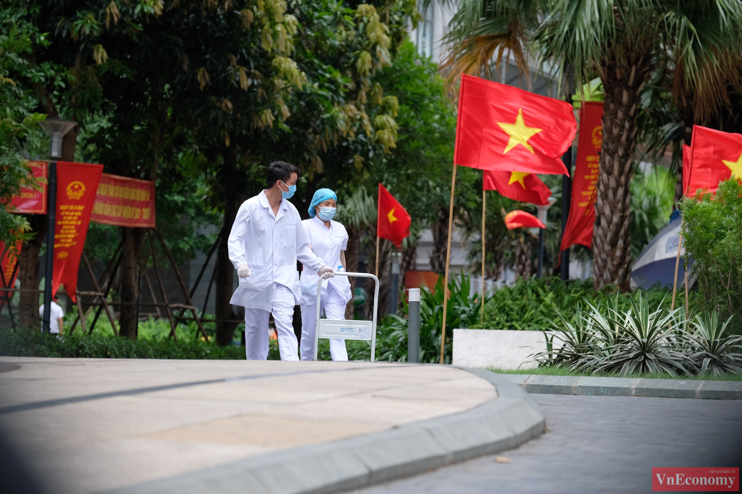 Trong khuôn viên vắng lặng của khu đô thị, giờ chỉ thấy những bóng áo trắng của lực lượng y tế đang khẩn trương khoanh vùng dập dịch.