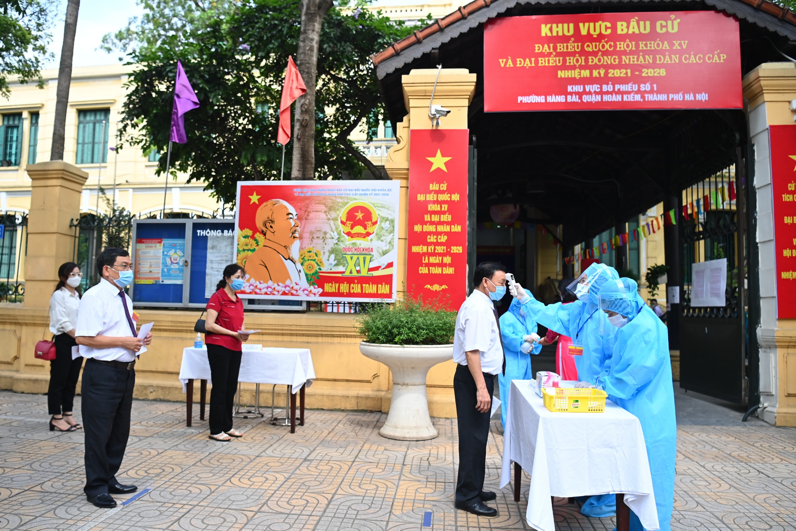 Trên cả nước, tất cả các điểm bầu cử đều yêu cầu cử tri đeo khẩu trang, đo thân nhiệt, rửa tay sát khuẩn và duy trì khoảng cách. Ảnh: Quang Phúc.