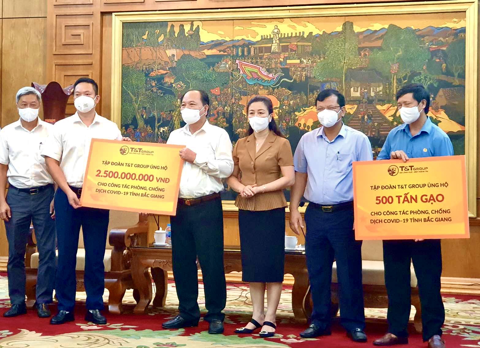 Đại diện Tập đoàn T&T Group trao ủng hộ cho lãnh đaọ tỉnh Bắc Giang.