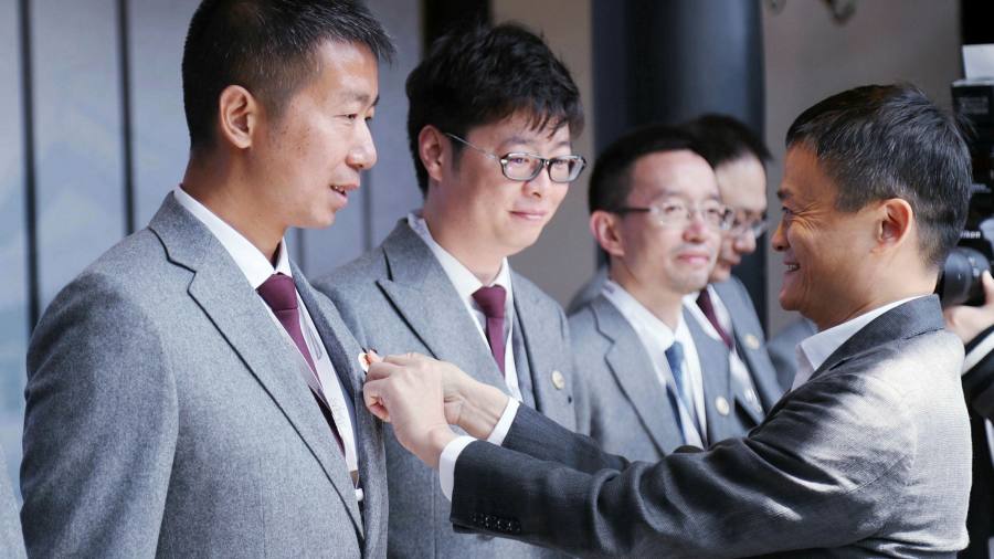 Jack Ma(phải) thành lập Đại học Hupan vào năm 2015 - Ảnh: Alamy