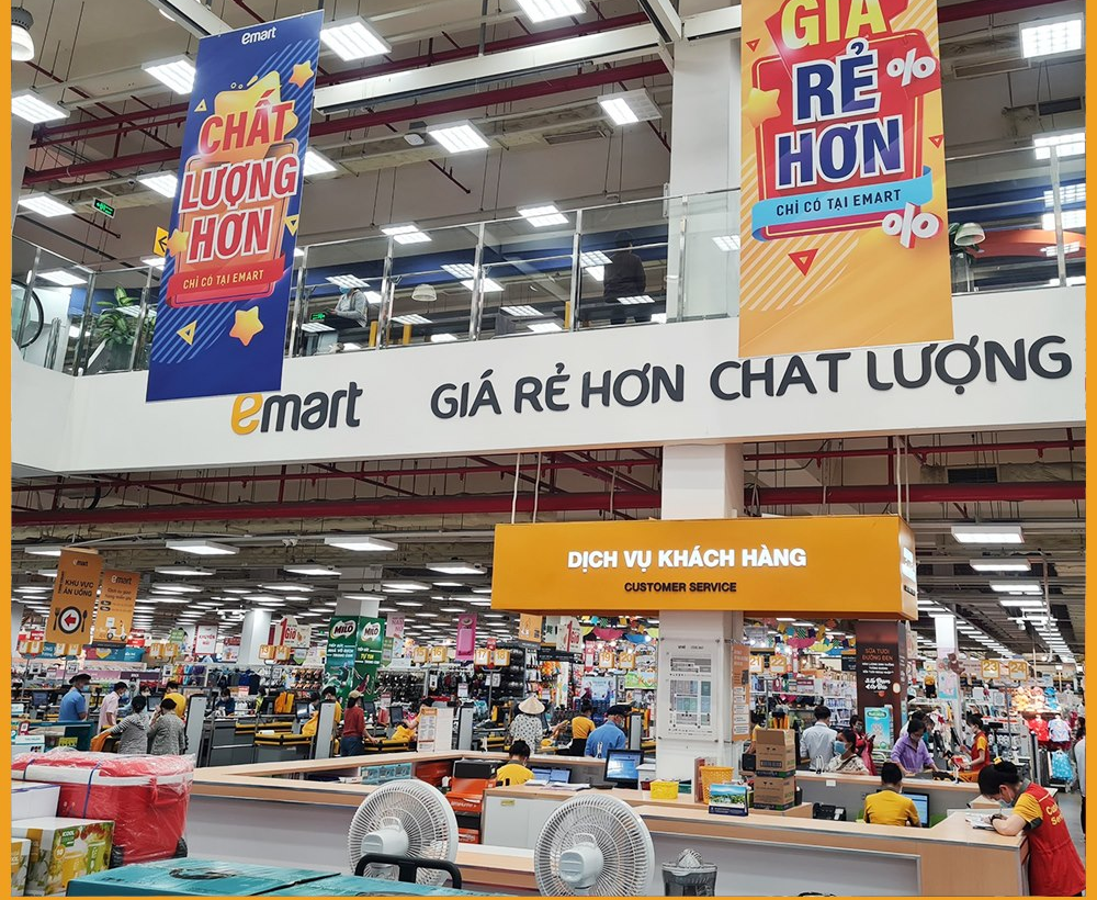 Siêu thị Emart đầu tiên với diện tích sử dụng gần 12.000 m2 tại quận Gò Vấp, TP.HCM được khai trương vào cuối năm 2015.
