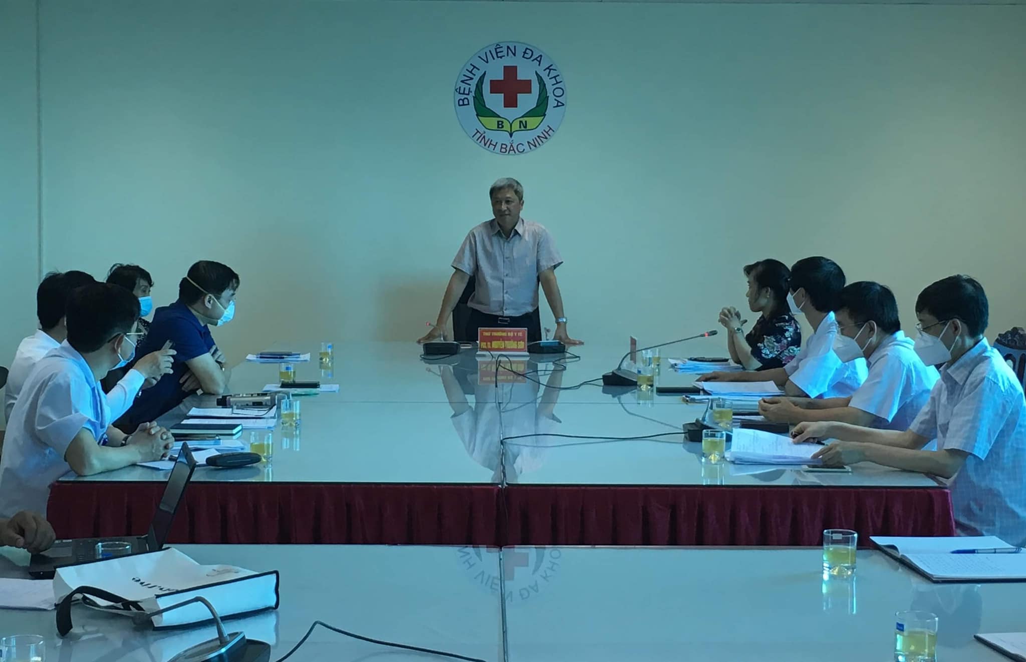 Thứ trưởng Bộ Y tế Nguyễn Trường Sơn phát biểu tại buổi làm việc với Bệnh viện Đa khoa tỉnh Bắc Ninh.