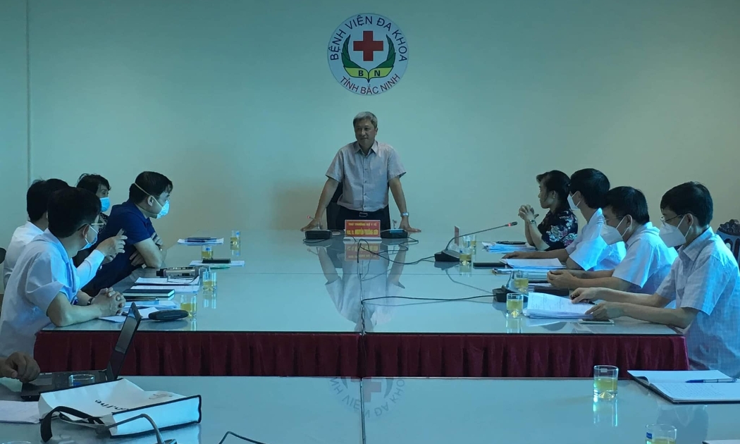 Thứ trưởng Bộ Y tế Nguyễn Trường Sơn phát biểu tại buổi làm việc với Bệnh viện Đa khoa tỉnh Bắc Ninh.