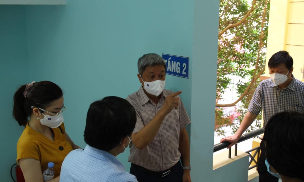Thứ trưởng Nguyễn Trường Sơn bàn mô hình test nhanh với các thành viên Bộ phận công tác đặc biệt của Bộ Y tế tại Bắc Giang.