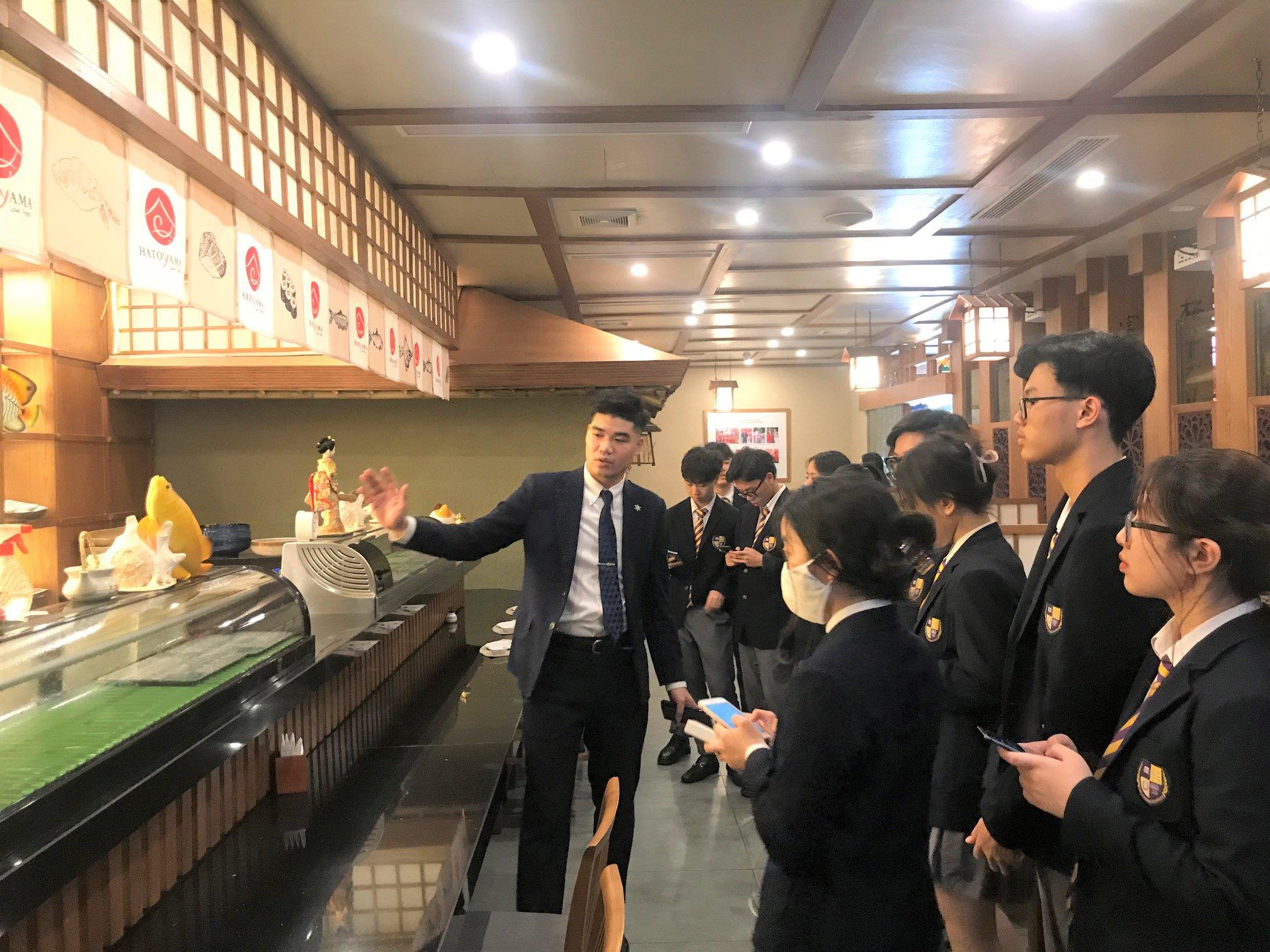 Học sinh Olympia tham quan v&agrave; t&igrave;m hiểu m&ocirc; h&igrave;nh doanh nghiệp.