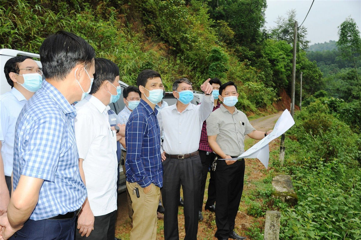 Chủ tịch UBND tỉnh Hoàng Xuân Ánh khảo sát thực địa vị trí quy hoạch sân bay tỉnh Cao Bằng