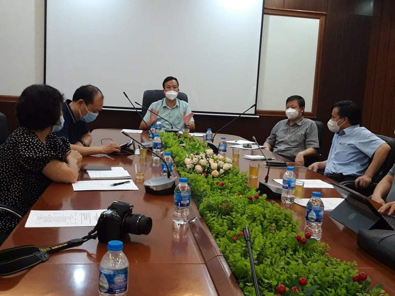 Cuộc họp của Bắc Giang và Đoàn công tác Bộ Y tế diễn ra ngay trong đêm 25/5. Ảnh - Xuân Thắng. 