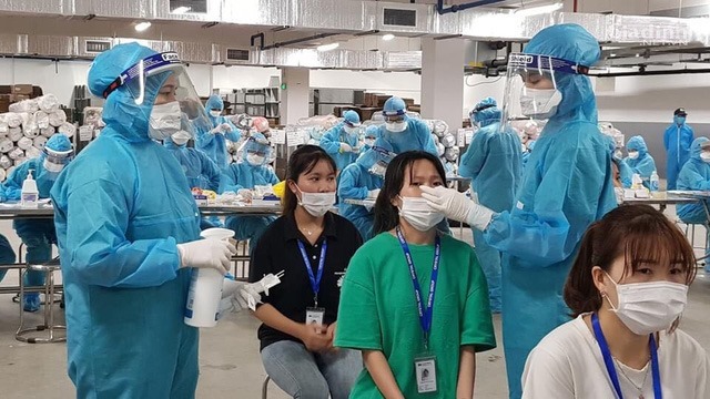 Lấy mẫu xét nghiệm cho công nhân tại tỉnh Bắc Giang. Ảnh - Mạnh Cường. 