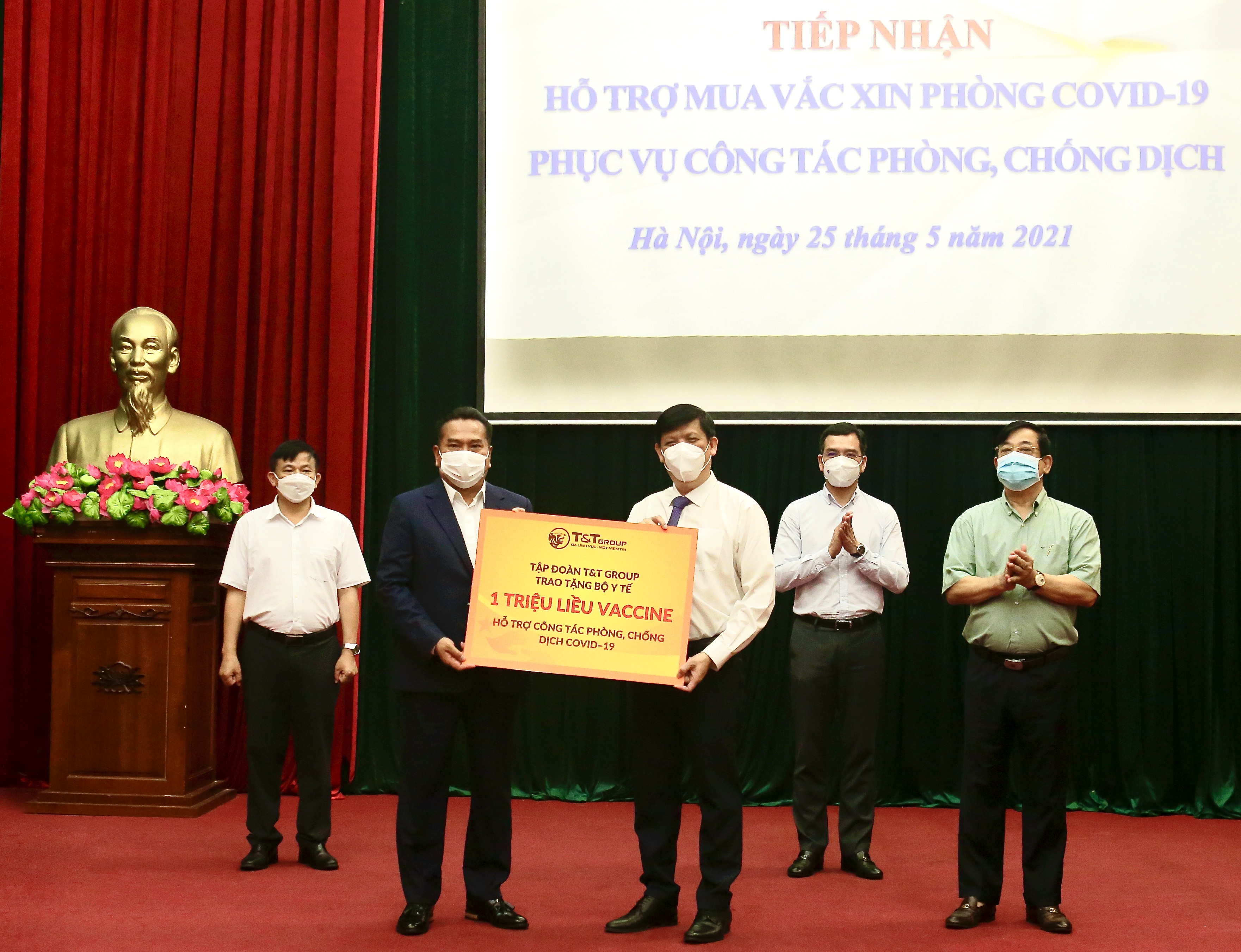 Tập đoàn T&T Group của doanh nhân Đỗ Quang Hiển đã quyết định trao tặng Bộ Y tế 1 triệu liều vaccine phòng Covid-19.