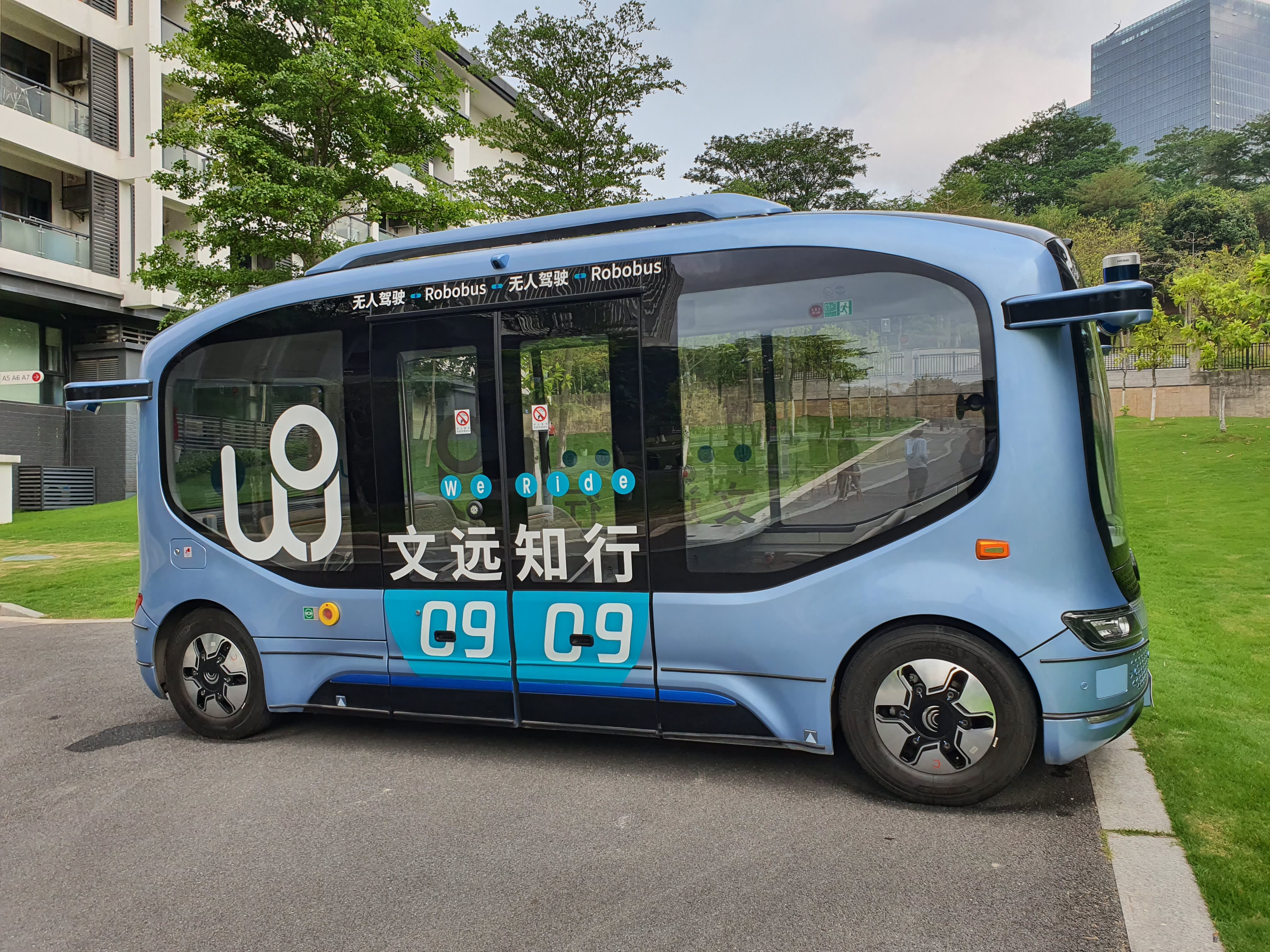 Xe buýt tự lái của WeRide được đặt tại trụ sở chính của công ty ở Quảng Châu, Trung Quốc - Ảnh: CNBC