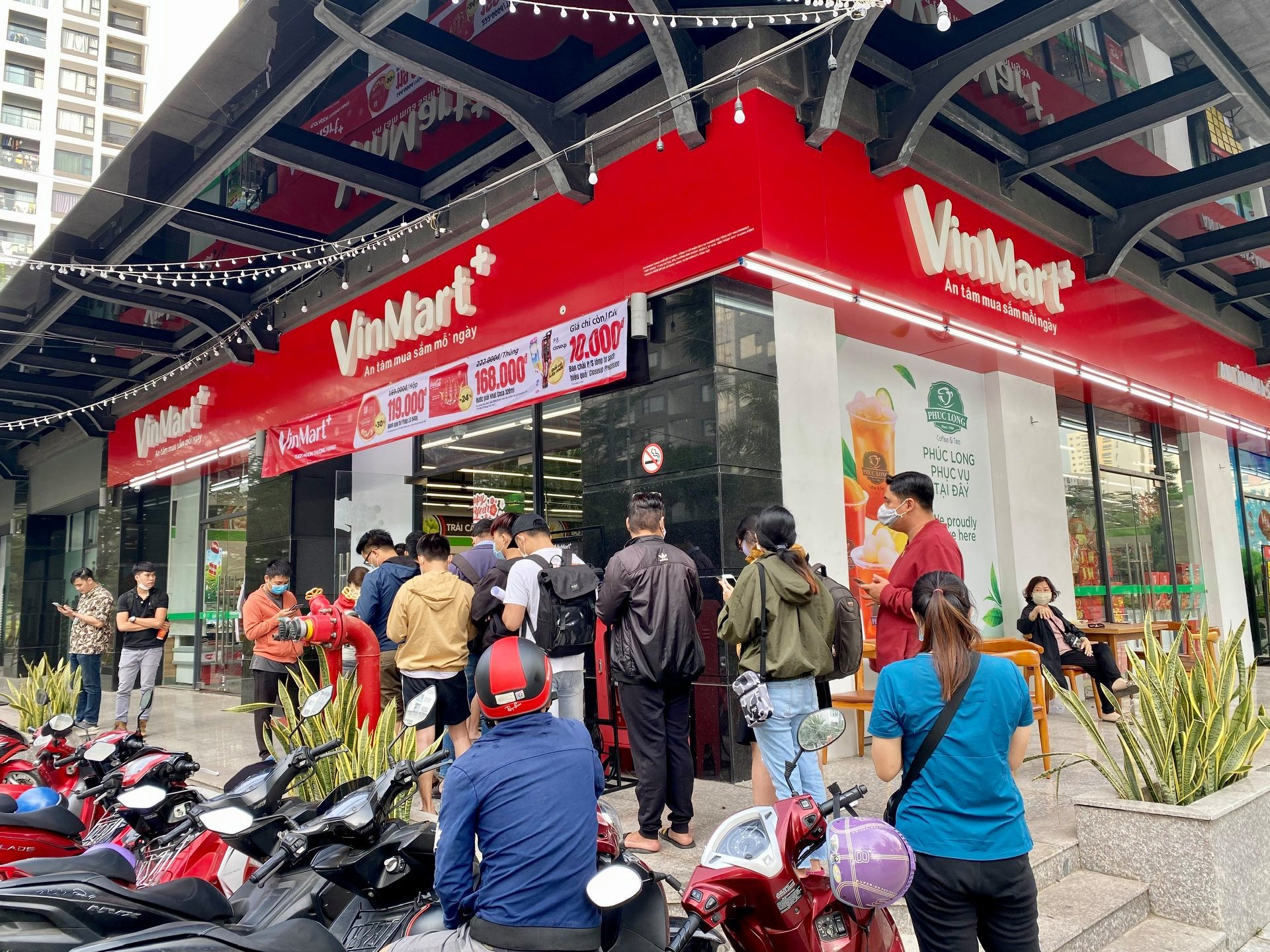 Theo thỏa thuận, hai bên cùng phát triển mô hình “Kiosk Phúc Long” thông qua mạng lưới hơn 2.200 cửa hàng VinMart+ trên toàn quốc.