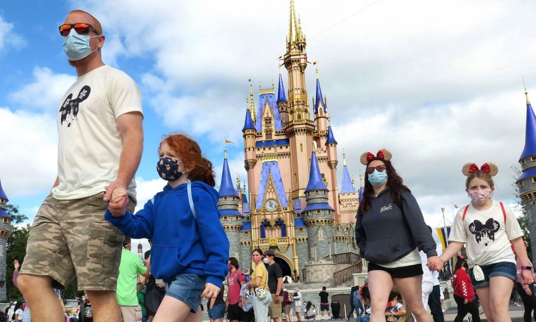 Khách du lịch tại công viên Walt Disney World, bang Florida Mỹ - Ảnh: AP.