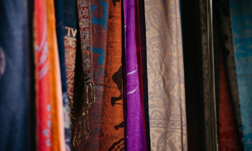 Vải thừa của các hãng thời trang xa xỉ được bán online