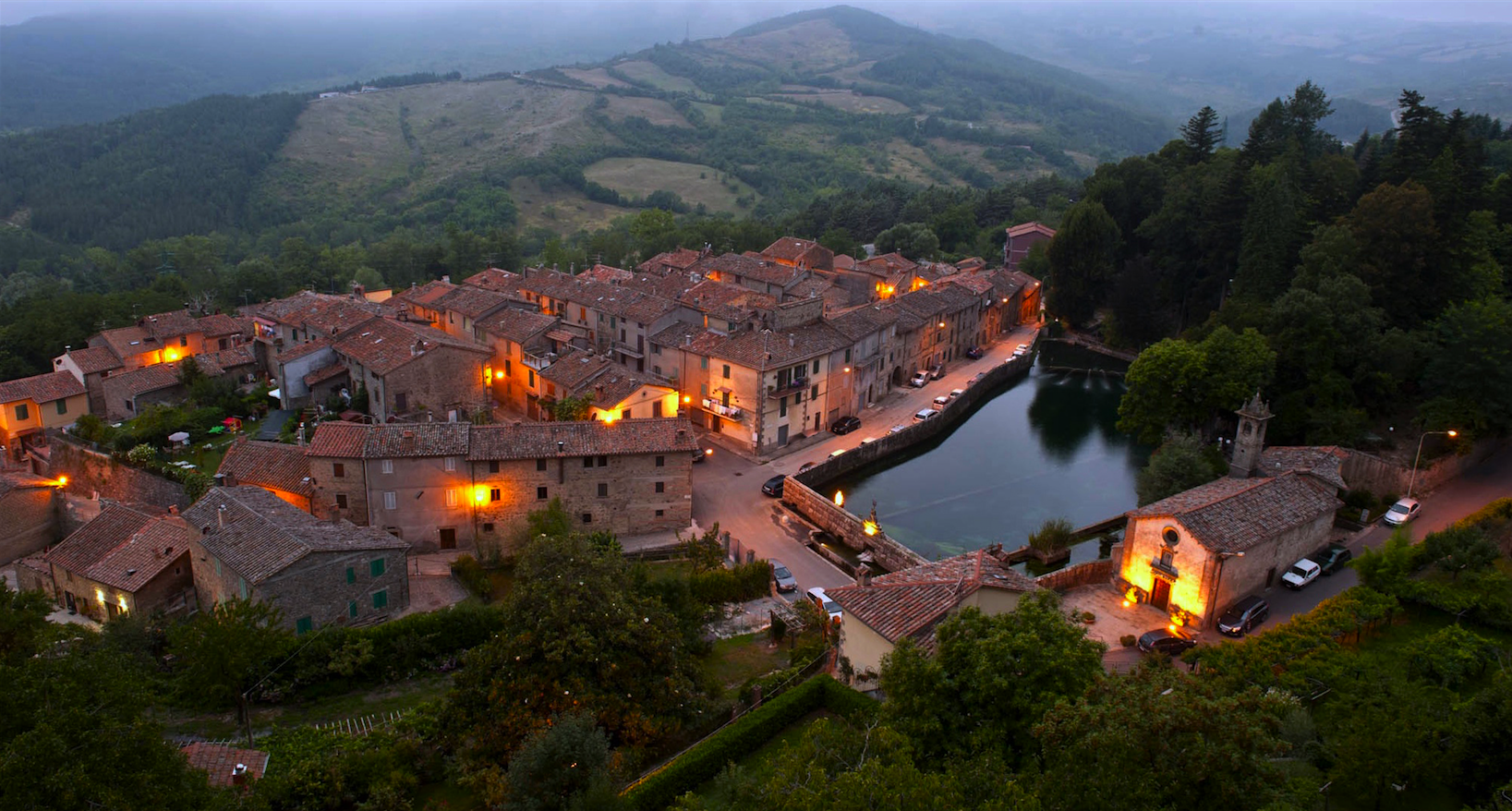 Santa Fiora c&oacute; những c&ocirc;ng tr&igrave;nh kiến tr&uacute;c trung cổ tuyệt đẹp được lưu giữ gần như nguy&ecirc;n vẹn.