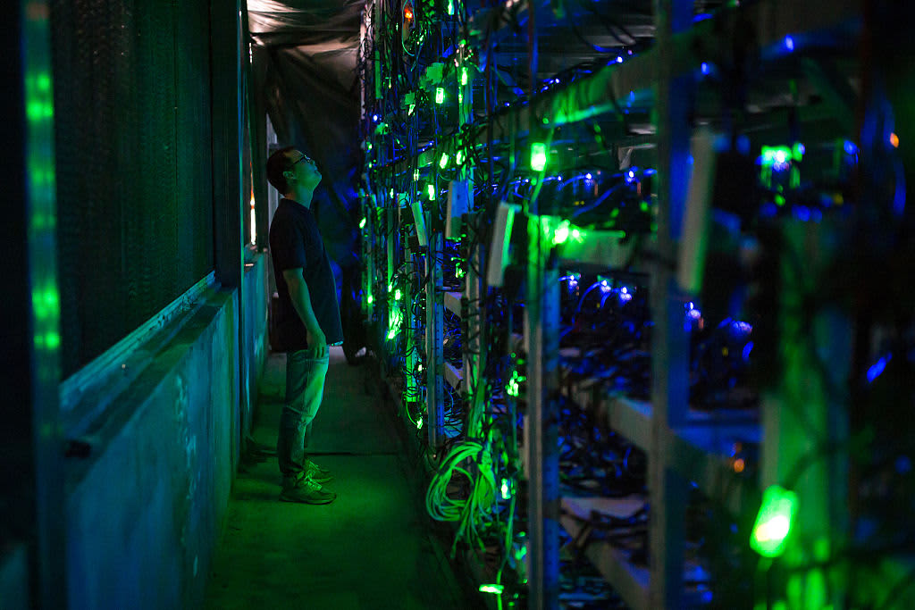 Trong một mỏ Bitcoin ở Trung Quốc - Ảnh: Getty/CNBC.