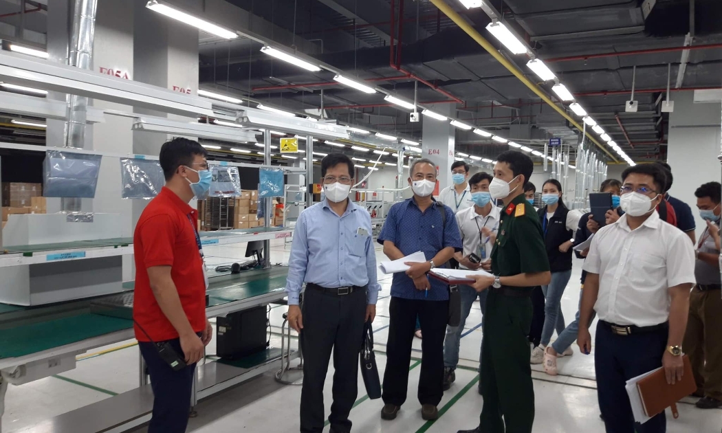 Các chuyên gia của Bộ Y tế kiểm tra việc triển khai các quy định phòng chống dịch tại các Khu công nghiệp của Bắc Giang.