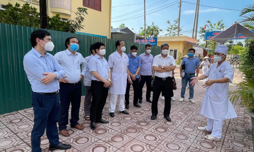 Thứ trưởng Nguyễn Trường Sơn đi khảo sát để thiết lập đơn vị hồi sức tích cực.